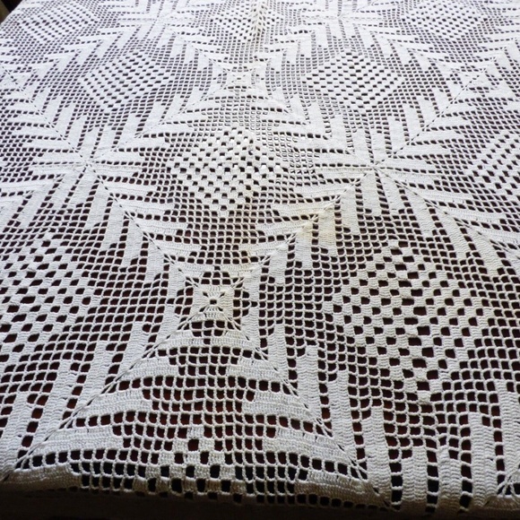 VTG 1930-40's Handmade Crochet White Bedspread Coverlet or tablecloth 82"x 98" - Picture 2 of 11